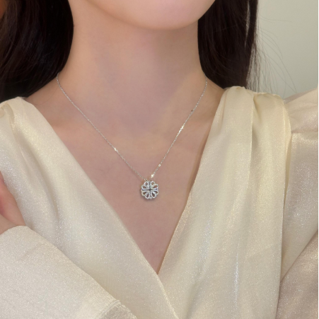 The pendant chain is made of 920 silver with synthetic zircon. 【Four-leaf Clover】 Necklace.